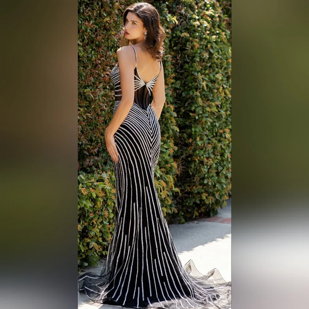 Elegant Black and Silver Evening Gown - Picture 2 of 6